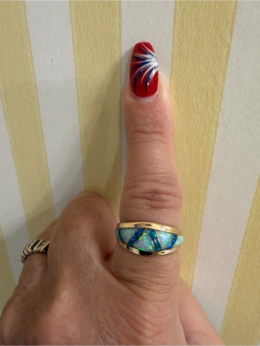 Elegant Vintage 14K Yellow Gold Australian and Black Opal Ring - Picture 4 of 5